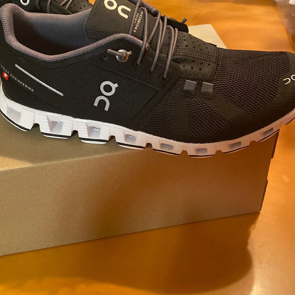On Cloud Women’s Running Shoe Size 8  Color 8lack New